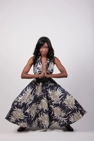 Model posiert in einem Kleid — Stockfoto