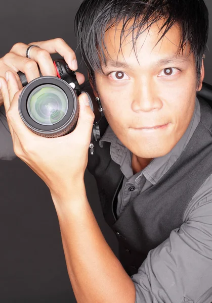 Fotograf trzymający kamerę — Zdjęcie stockowe