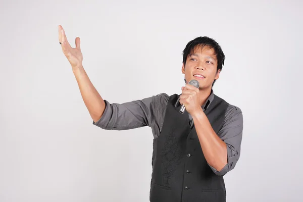 Filipino hombre cantando y sonriendo — Foto de Stock