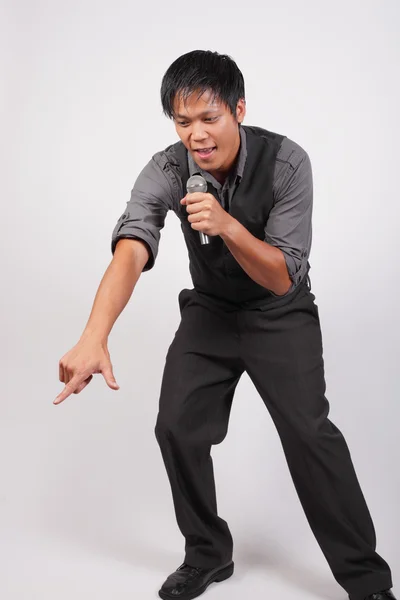 Muž zpívat a ukazuje na jeho fanoušci — Stock fotografie