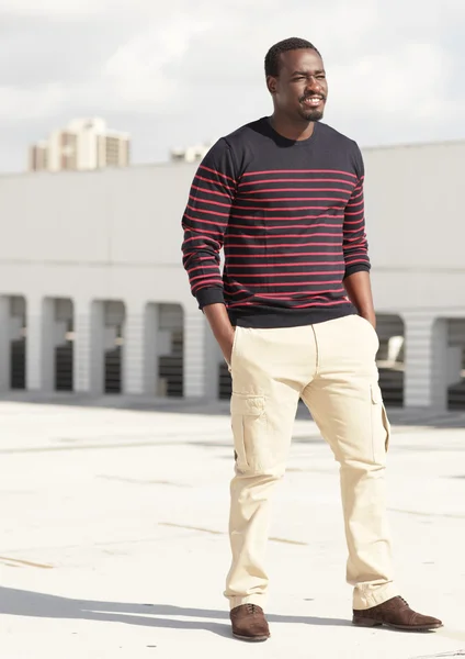 Fashionabla haitiska mannen leende — Stockfoto