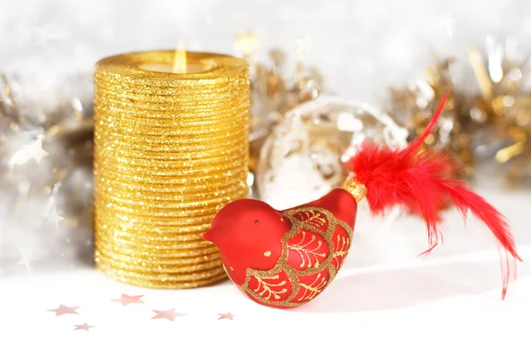 Золота свічка з декоративним птахом — стокове фото