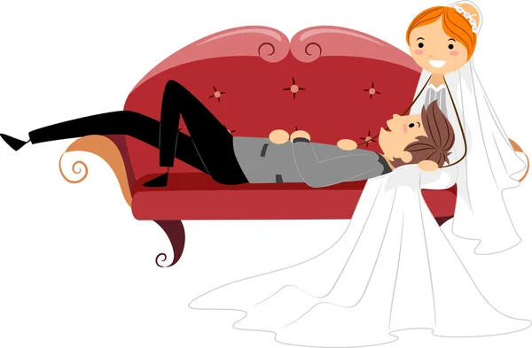 Recém-casados descansando em um sofá — Fotografia de Stock