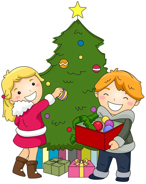 Kinder schmücken einen Weihnachtsbaum — Stockfoto