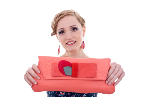 Kvinna som presenterar en handväska — Stockfoto