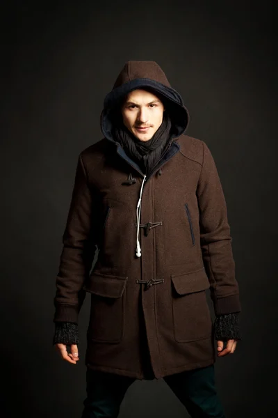 Hombre usando un abrigo con capucha —  Fotos de Stock