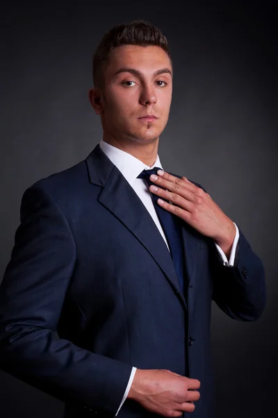 Giovane uomo d'affari che aggiusta la cravatta — Foto Stock