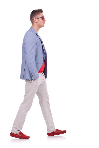 Moda homem caminhando para a frente — Fotografia de Stock