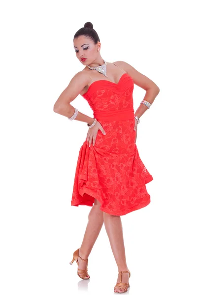 Dame in rode jurk poseren — Stockfoto