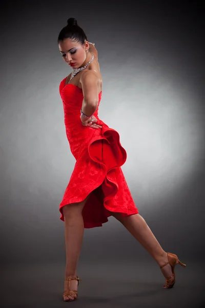 Чувственная латиноамериканская танцовщица — стоковое фото
