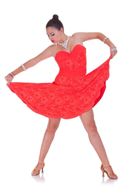 Mulher dançarina puxando seu vestido vermelho agradável — Fotografia de Stock