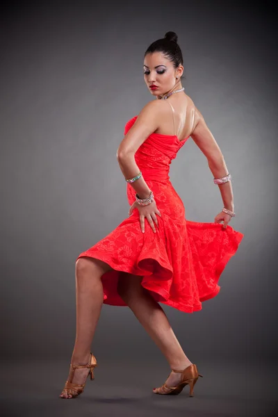 Danseres in een sensuele dans pose — Stockfoto