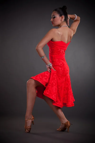 Сексуальна молода латиноамериканська танцівниця — стокове фото