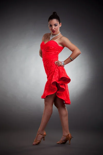 Гламурна дівчина з червоною сукнею — стокове фото