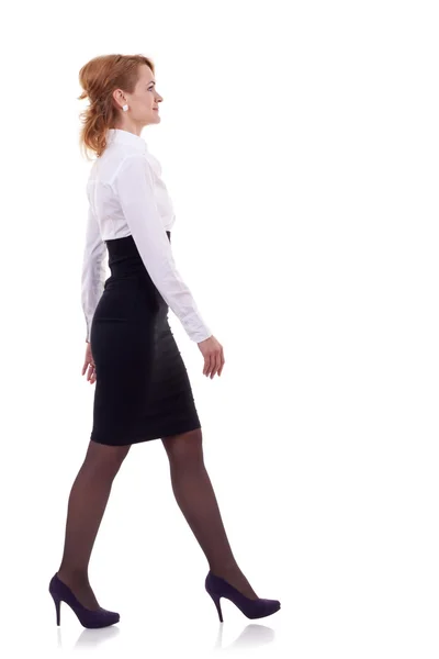 Jonge zakenvrouw loopt — Stockfoto