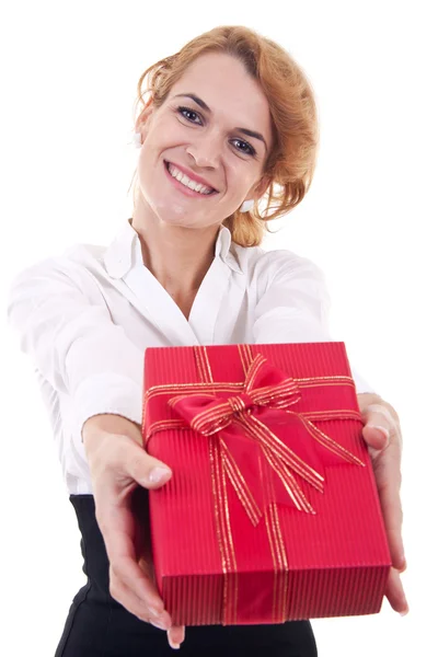 Jovem mulher oferecendo um presente — Fotografia de Stock