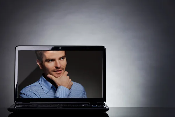 Man op het scherm van een laptop — Stockfoto
