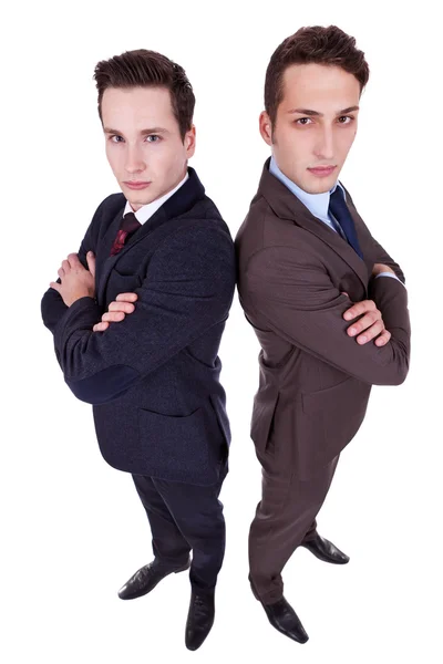 Två allvarliga unga män med armarna korsade — Stockfoto