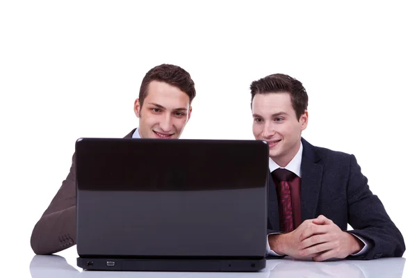 Zwei Geschäftsleute arbeiten an ihrem Laptop — Stockfoto