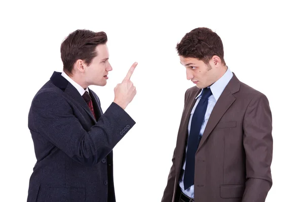 Два молодых бизнесмена спорят — стоковое фото