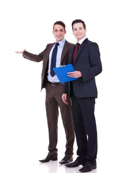 Zwei junge Geschäftsleute präsentieren — Stockfoto