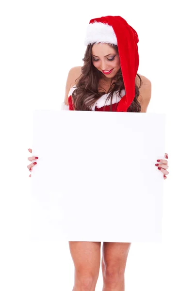 Weihnachtsfrau blickt auf ein leeres Brett — Stockfoto