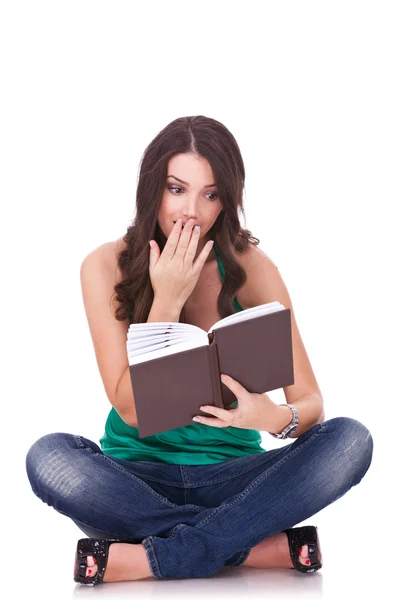 Woman reading a thriller book — Stock Photo, Image