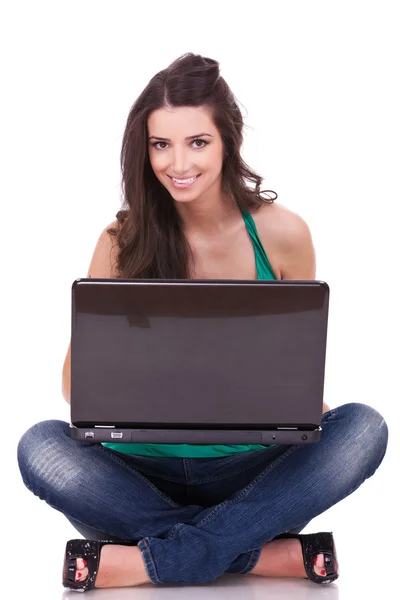 Сидячая женщина с ноутбуком — стоковое фото