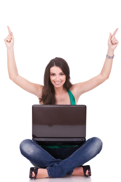 Woman with laptop celebrating — Stockfoto