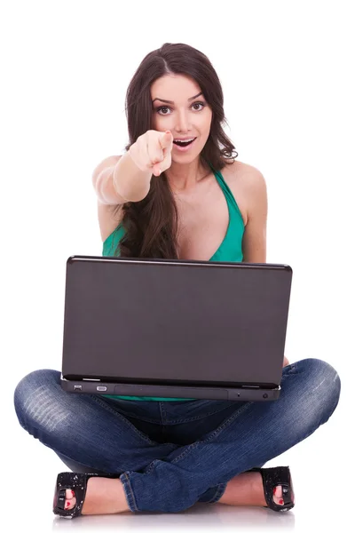Женщина с ноутбуком указывает — стоковое фото