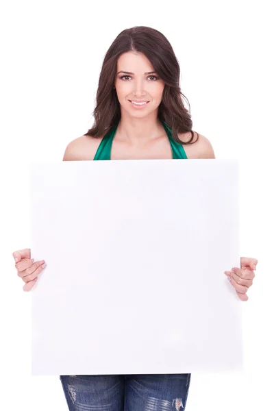 Mulher exibindo um anúncio de banner — Fotografia de Stock