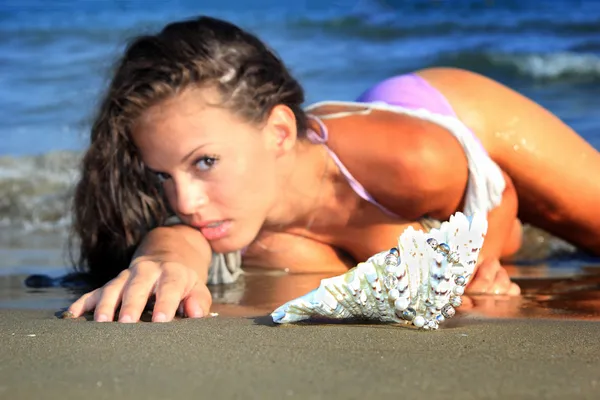 Sexy modelo de bikini morena caliente —  Fotos de Stock