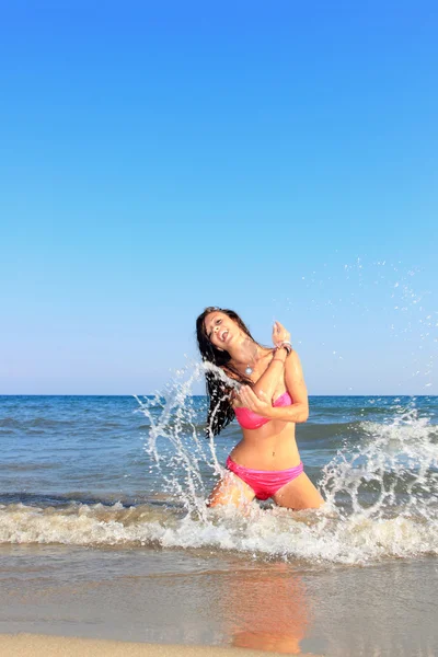 Сексуальная модель бикини, развлекающаяся в океане — стоковое фото