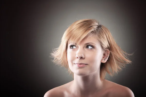 Vacker kvinna med blont hår — Stockfoto