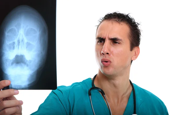 Chirurg kijkt naar röntgenfoto — Stockfoto