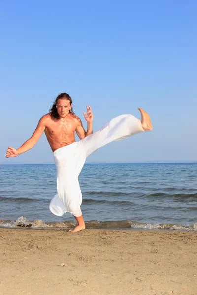 Capoeira-Tänzerin am Strand — Stockfoto