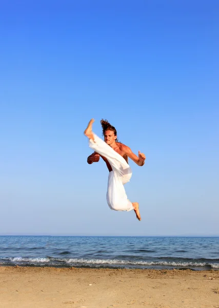 Capoeira danseuse sur la plage — Photo
