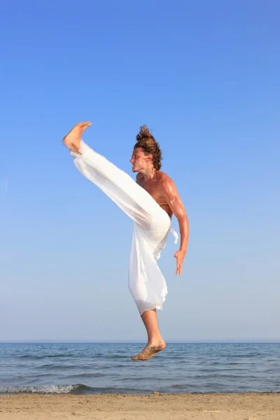 Bailarina de capoeira en la playa — Foto de Stock
