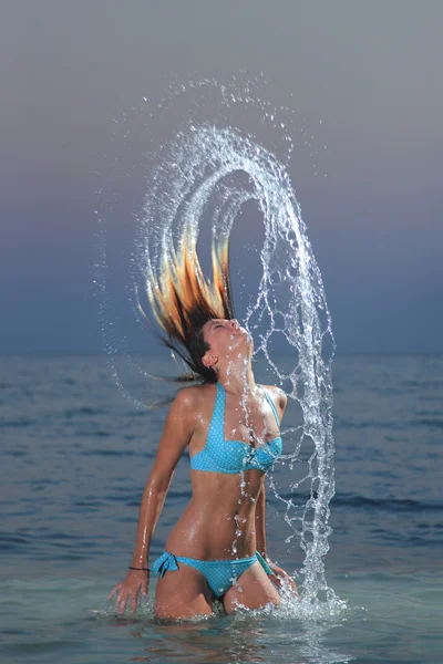 Söt flicka på stranden — Stockfoto