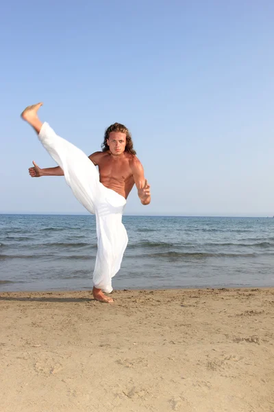 Capoeira-Tänzerin am Strand — Stockfoto