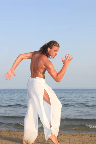 Капоэйра танцовщица на пляже — стоковое фото