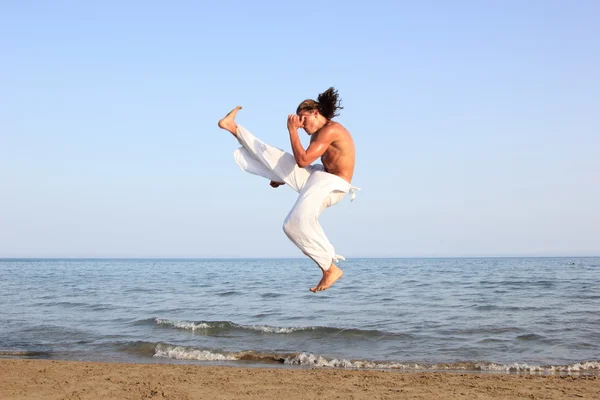 Bailarina de capoeira en la playa —  Fotos de Stock