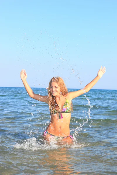 Chica atractiva en la playa —  Fotos de Stock