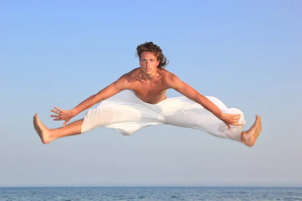 Bailarina de capoeira en la playa —  Fotos de Stock