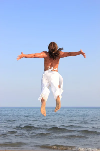 Капоэйра танцовщица на пляже — стоковое фото