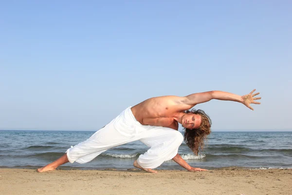 Capoeira dancer on the beach — Stock Photo, Image