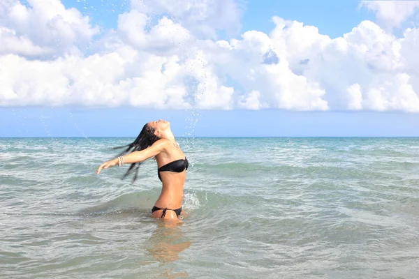 Linda chica en la playa — Foto de Stock