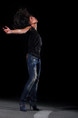 Geceleri sokakta poz güzel kadın