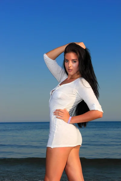 Atraktivní dívka na pláži — Stock fotografie