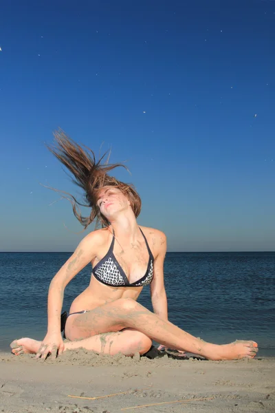 Attraktive Mädchen am Strand — Stockfoto